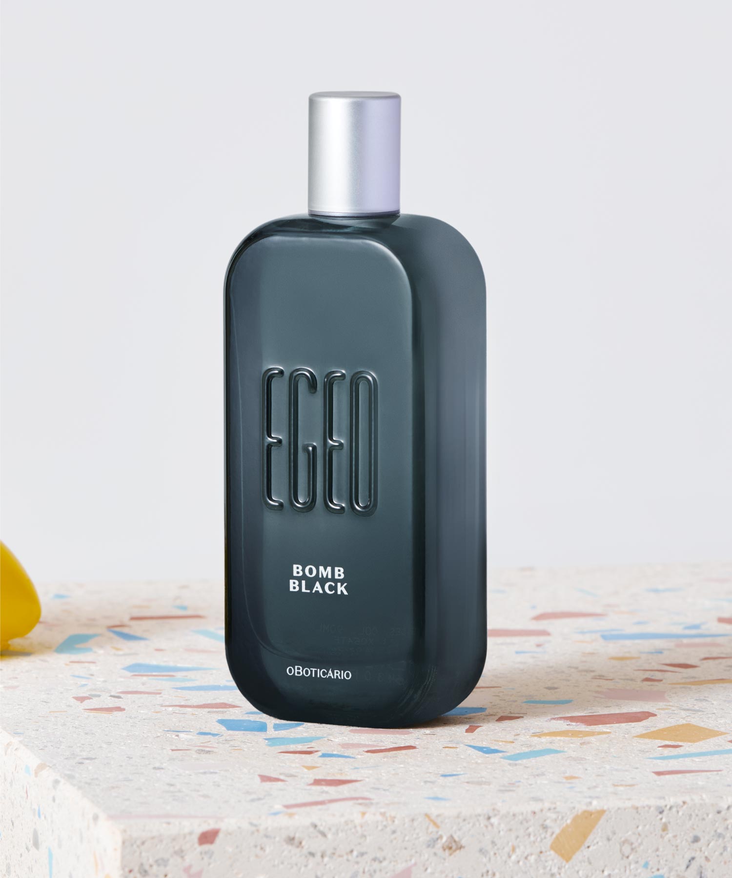 BOMB BLACKA combinação irresistível de notas de couro com caramelo para surpreender e causar novas sensações.