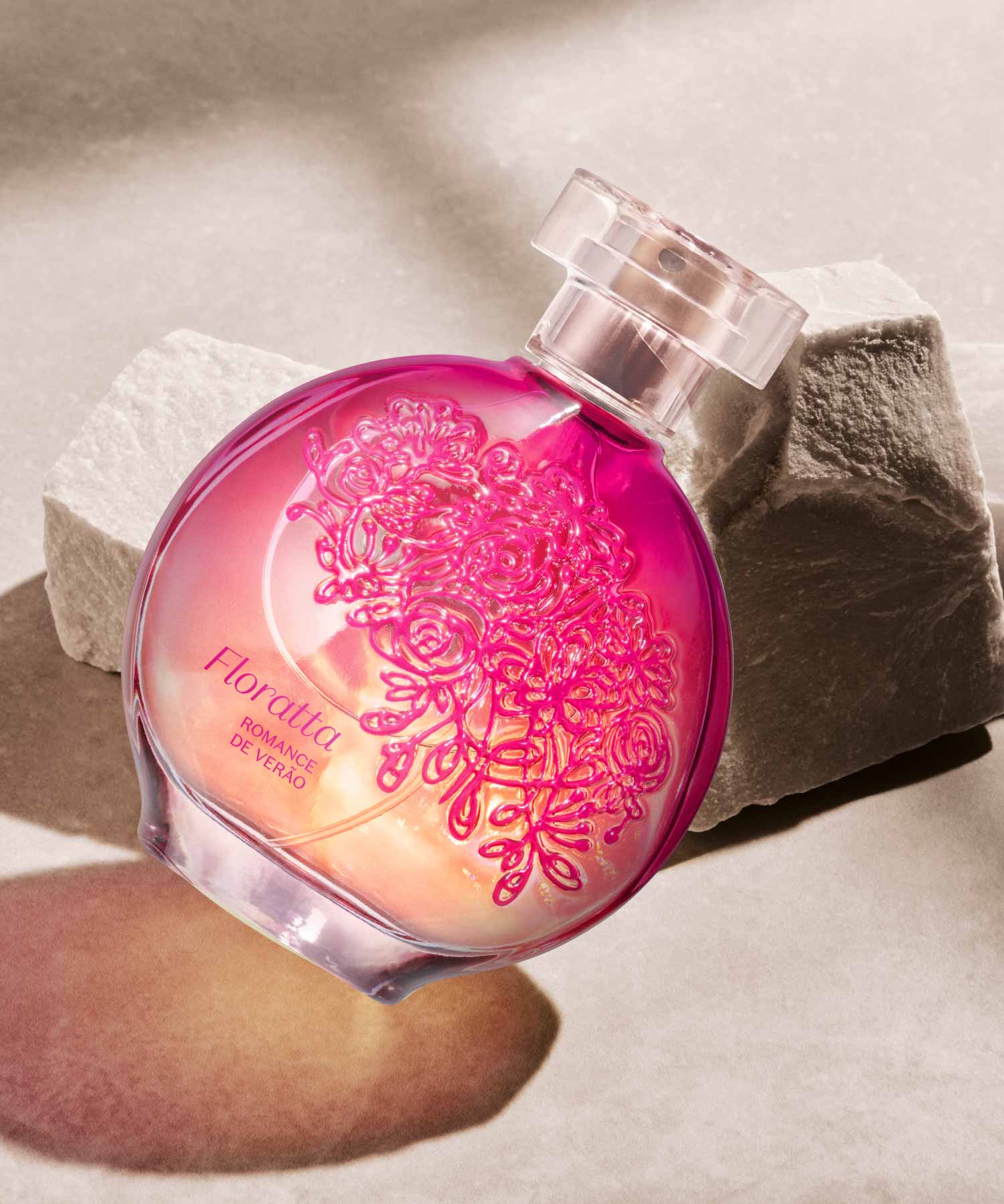 Floratta Romance de VerãoUma fragrância feminina, frutada e fresca, para mulheres doces e alegres. É irresistível e marcante, vai transportar-te para uma tarde de verão ao pôr do sol.