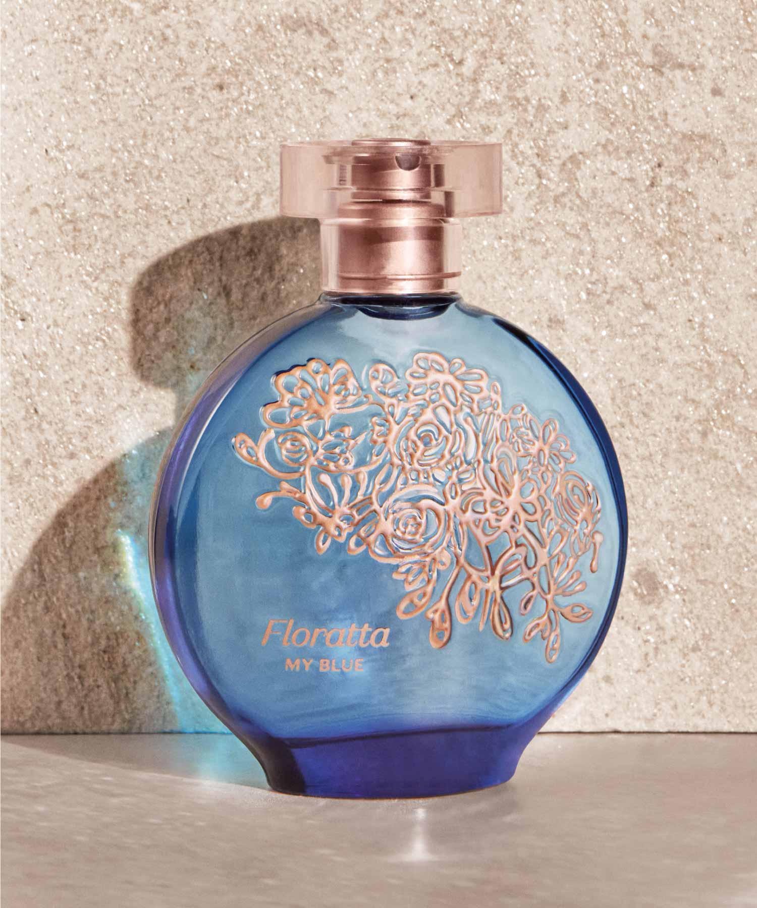 Floratta My Blue Uma fragrância que traz consigo um sentimento de conforto. Envolvente e marcante, explora um blend de Musks aliado à cremosidade do Sândalo e ao aroma floral da Íris.