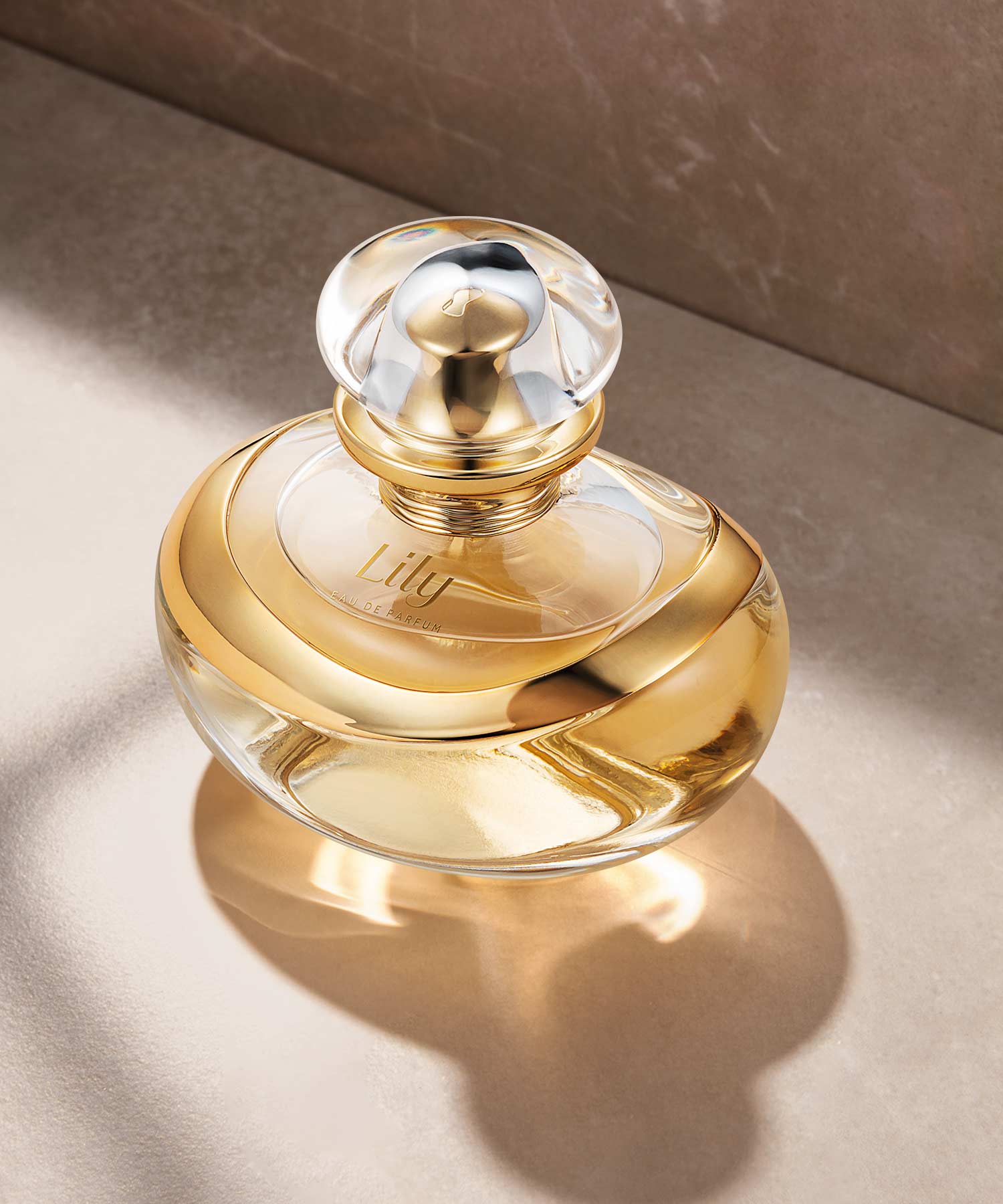 LILY EAU DE PARFUMUma fragrância feminina icónica que une a delicadeza do floral com a força marcante das madeiras. Uma experiência olfativa sem igual.
