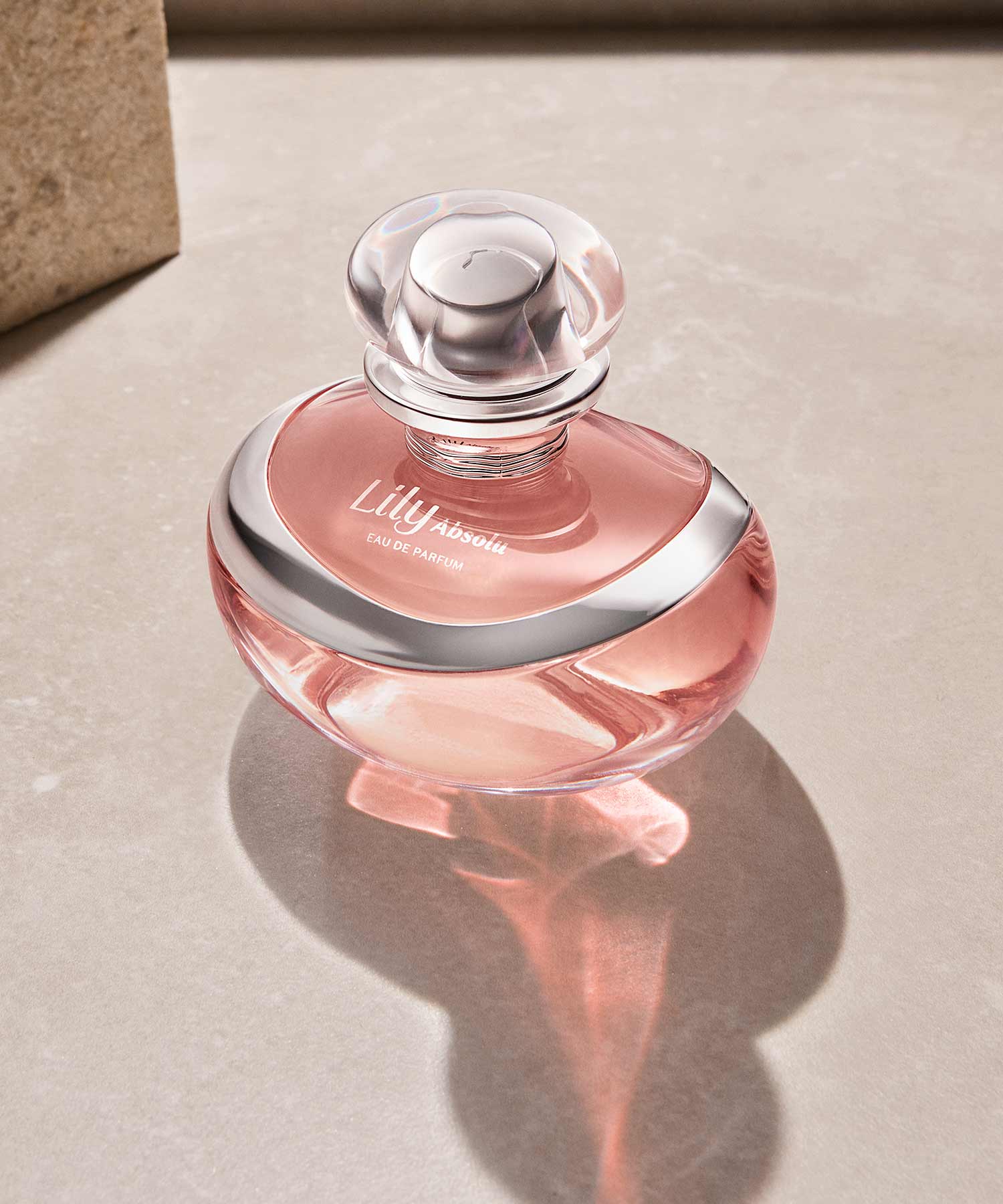 LILY ABSOLUUm perfume floral delicado, doce na medida certa. Com notas de pimenta rosa, flor de laranjeira e baunilha.