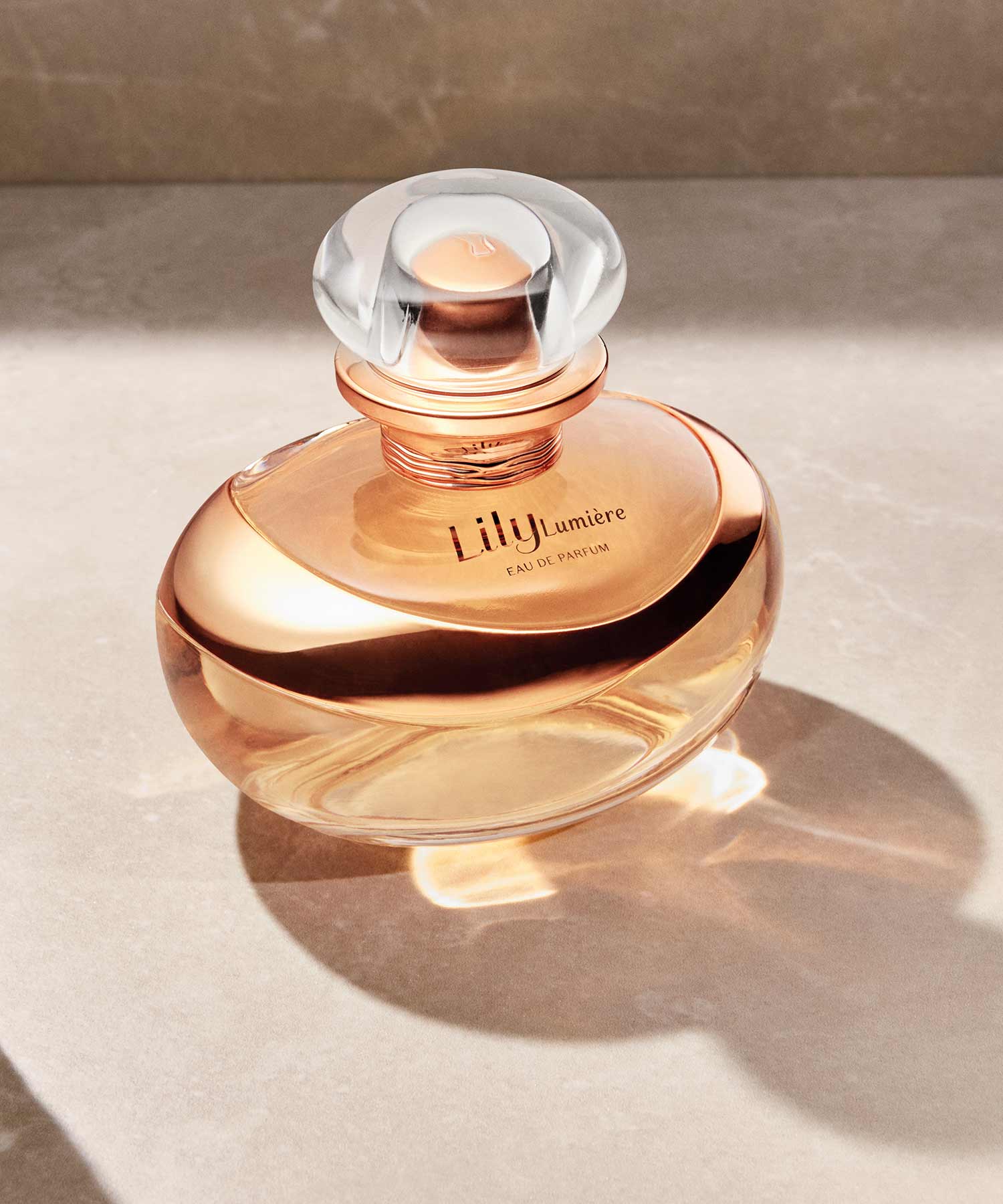 LILY LUMIÈREAroma aveludado e "maduro". A fragrância ideal para ser assinatura de uma mulher chique, empoderada e independente.