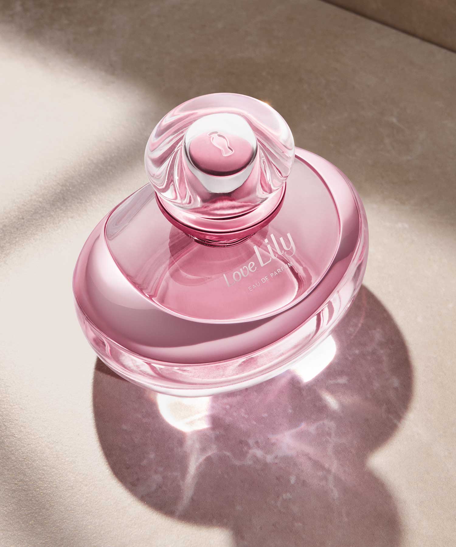 LILY LOVERomântico, intimista, marcante e ao mesmo tempo delicado. Uma alquimia perfeita entre os óleos essenciais das rosas mais exclusivas.