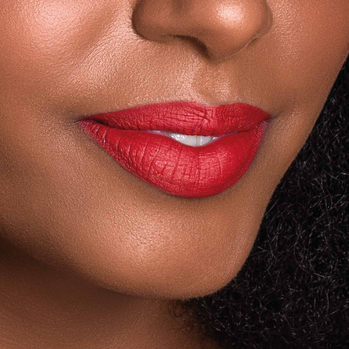 Lábios sempre definidos. Estando em destaque em todos os looks de maquilhagem, os lábios merecem uma atenção especial. Pode ser um batom claro, escuro, ou um gloss. O acabamento não importa, mas o truque é simples e faz toda a diferença no resultado. Para deixares os lábios mais preenchidos e às vezes aparentemente mais volumosos, além do batom, aposta num Lápis para Lábios. 