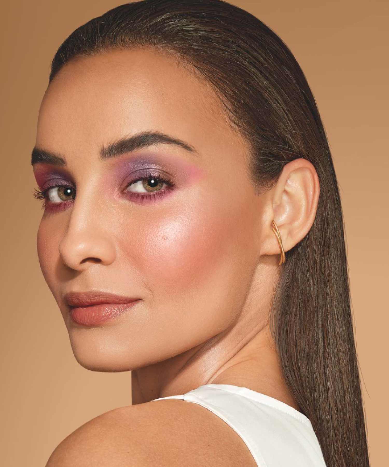 Sombras intensas e de longa duração. Para fixar bem a tonalidade de sombra escolhida, aplica o corretor, a base e um pó compacto nas tuas pálpebras, antes da aplicação da sombra. Estes produtos potenciam a aderência. E para fixar melhor as sombras cremosas, aplica-as com leves batidas. Sombras em pó devem ser aplicadas com um pincel humedecido ou com o dedo, para uma cor muito mais viva. 