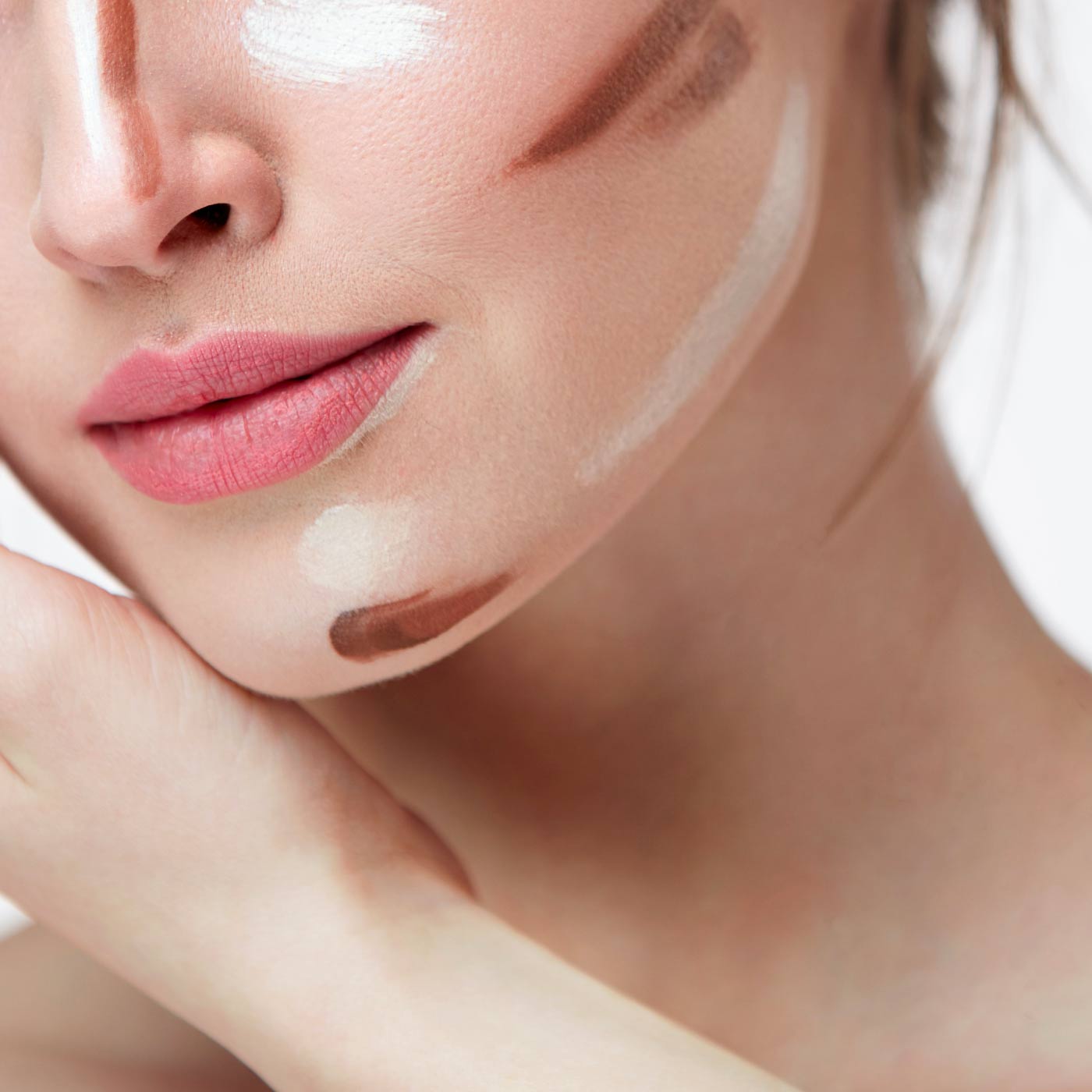 Contorno com bronzer. Um truque simples para bronzeares o teu rosto é o método E3. Começas no topo da testa e aplicas o bronzer seguindo a linha do cabelo, passando pelas têmporas, e seguindo a covinha debaixo da bochecha. Vais descendo perto da orelha e depois do maxilar. Quando terminares dos dois lados, um vai ter o formato do "E" e o outro vai formar um "3".