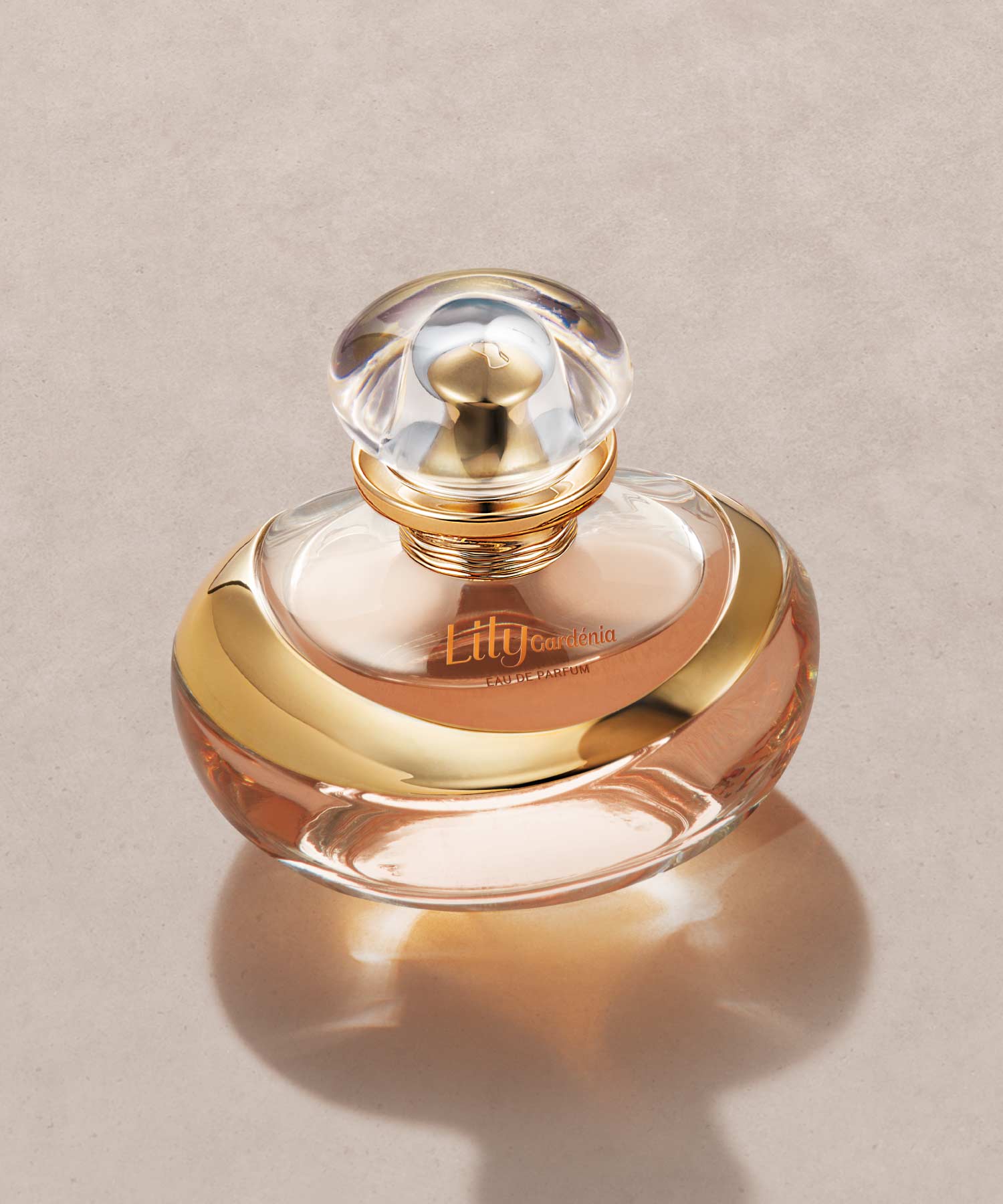 LILY GARDÉNIAEste perfume é como um poema escrito a duas mãos: a fusão entre o óleo essencial do Lírio e a Gardénia. O resultado? Uma fragrância floral amadeirada inesquecível.