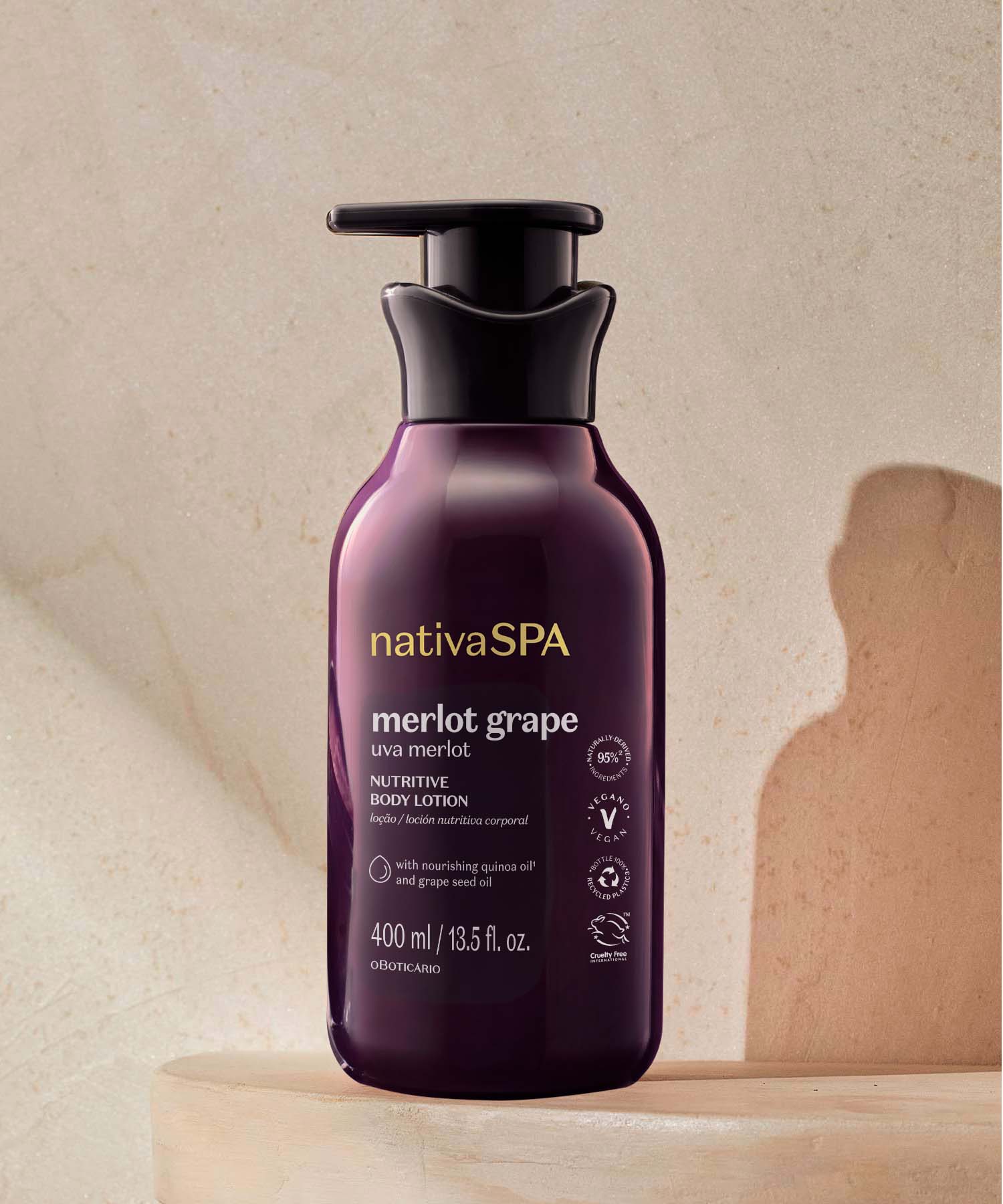 Uva MerlotA linha Nativa SPA Uva Merlot é um convite para parares e cuidares de ti. Desenvolvida com neurociência, a fragrância combina a suculência da uva, a flor de laranjeira e a profundidade do sândalo para uma experiência sensorial completa. 