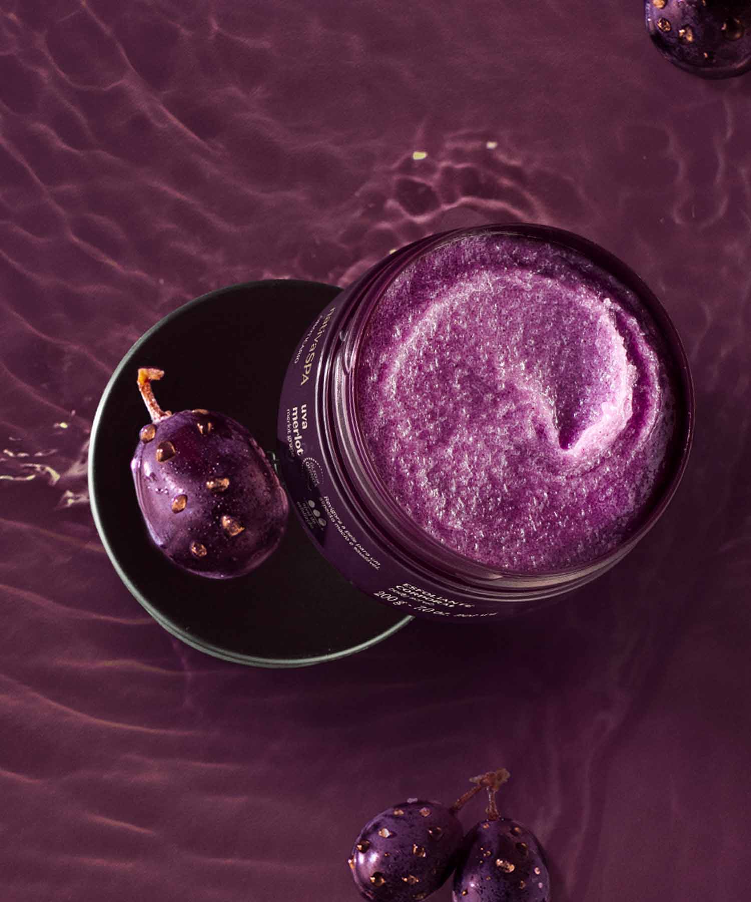 EsfolianteFormulado com sementes de uva e cristais ricos de açúcar, oferece uma pele suave, aveludada e perfumada, com uma fragrância elegante que promove confiança¹ através do exclusivo Acorde Merlot Essence. ¹Fragrância desenvolvida com neurociência