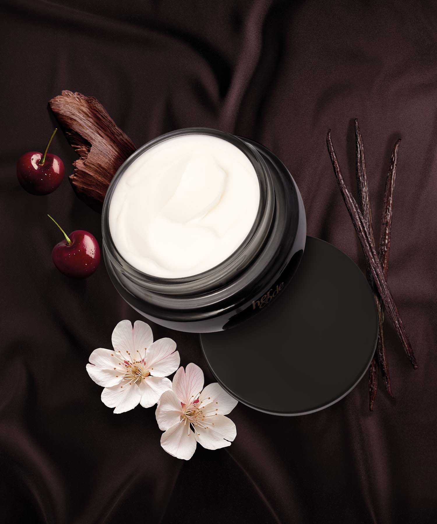 Creme Aveludado Hidratante Corporal Her Code Com uma textura densa e sofisticada, este creme aveludado forma um filme protetor que nutre a pele intensamente, sendo uma excelente opção de presente para mulheres que valorizam a elegância. Deixa um rasto ultra perfumado com a fragrância original Her Code. 