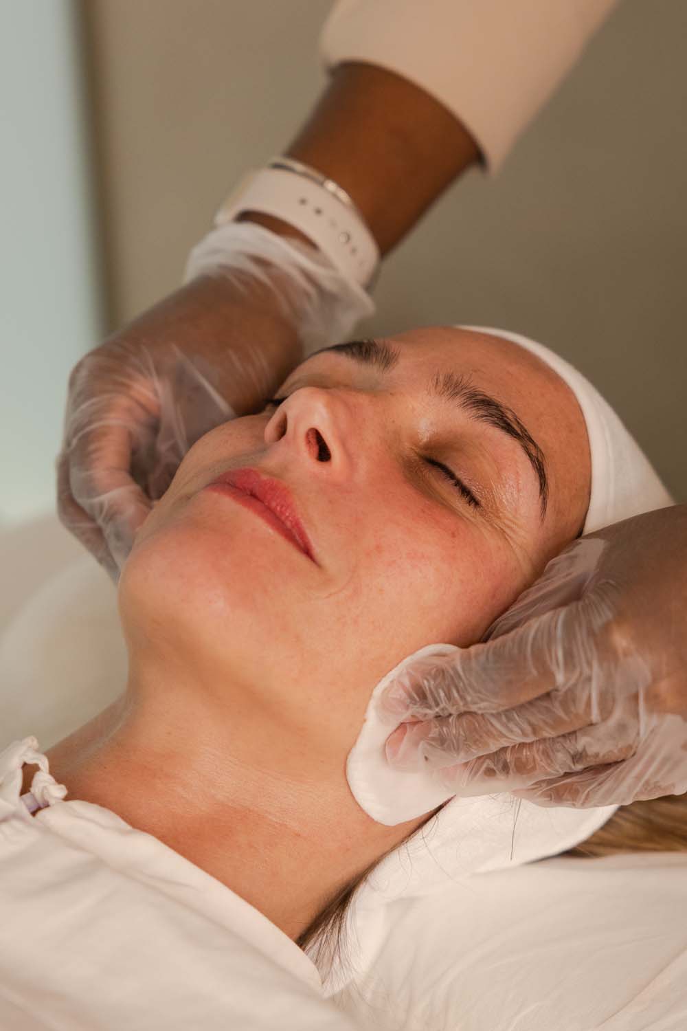 BOTIK HYDRA FILLER Protocolo de hidratação profunda.Atua como um preenchimento não invasivo que alisa linhas e devolve elasticidade e luminosidade