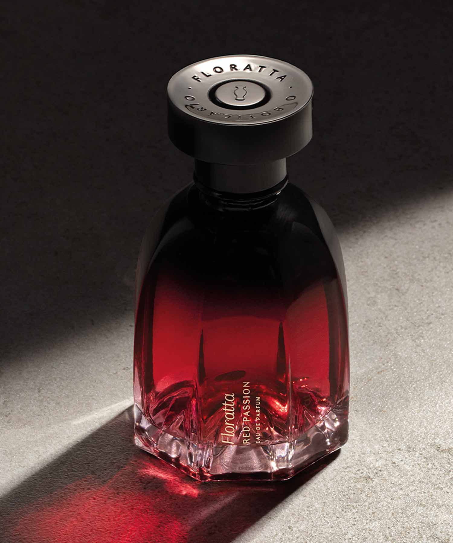 Floratta Red Passion O aroma que te tira do eixo. A fragrância que personifica paixões arrebatadoras. Um bouquet floral ainda mais intenso e licoroso com a suculência e sensualidade da Maçã de Vermont. Até 12 horas de fixação para que deixes o teu rastro por todo o lado!