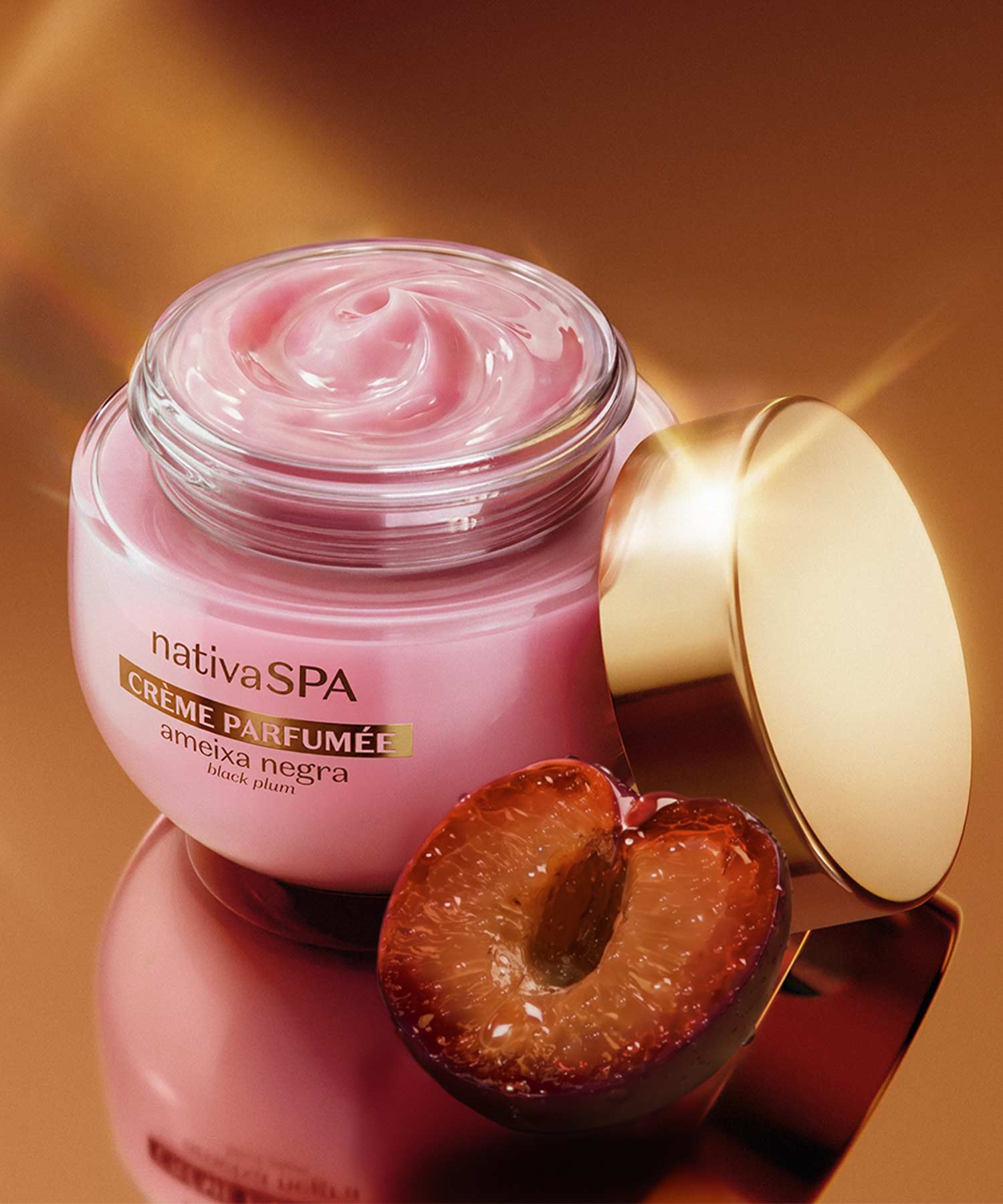 Nativa Spa Crème Parfumée Ultra Perfumado Ameixa NegraA fragrância floriental amadeirada clássica de Ameixa Negra oferece a força da fruta com um leve toque de especiarias na saída, um corpo floral envolvente e a potência olfativa inconfundível de Nativa SPA no fundo.