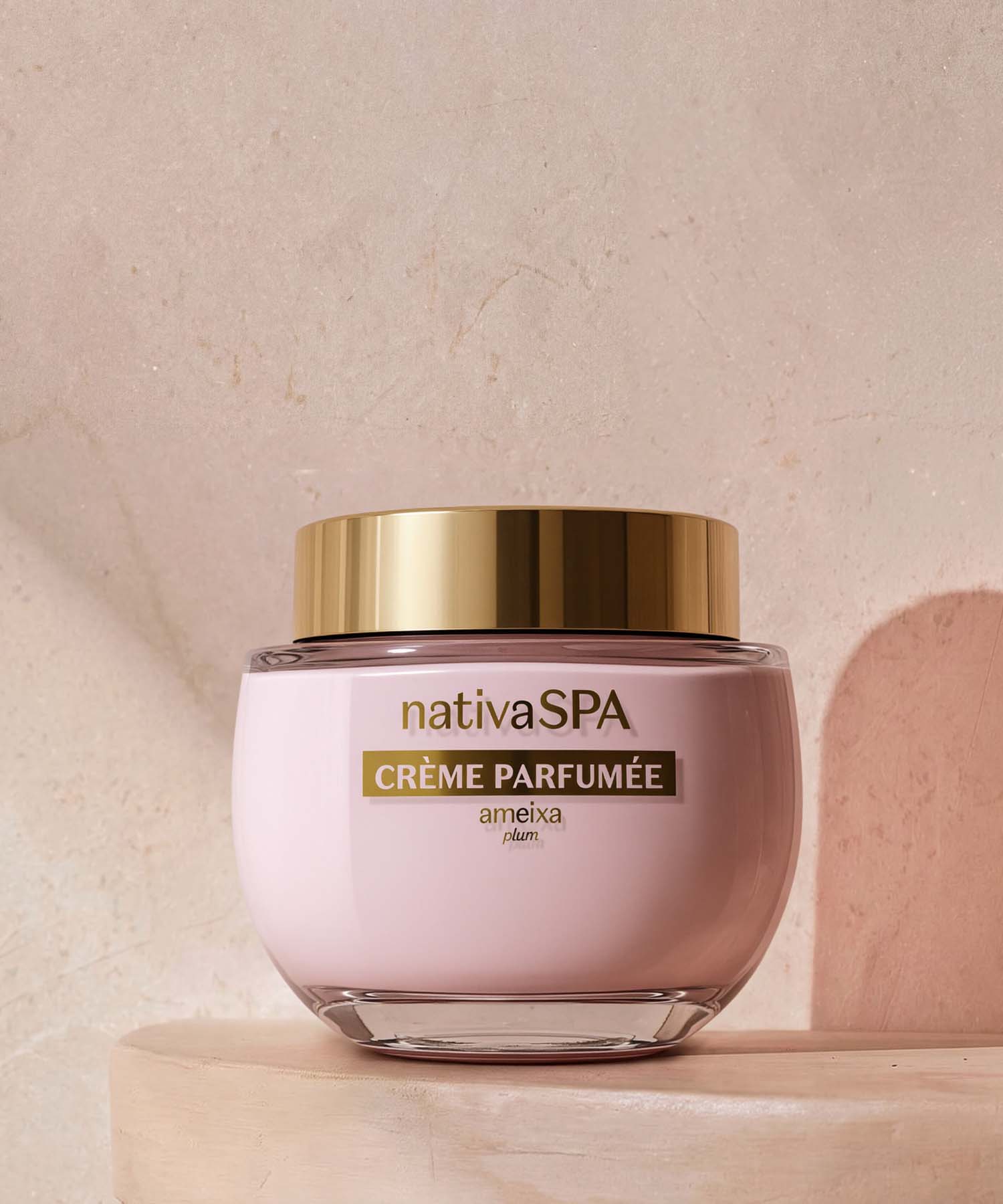 Nativa SPA Crème Parfumée AmeixaA combinação perfeita de hidratação profunda e perfumação intensa num creme ultra aveludado. Com o dobro da fragrância da loção tradicional, envolve a tua pele no aroma vibrante e reconfortante de Ameixa do início ao fim do dia.