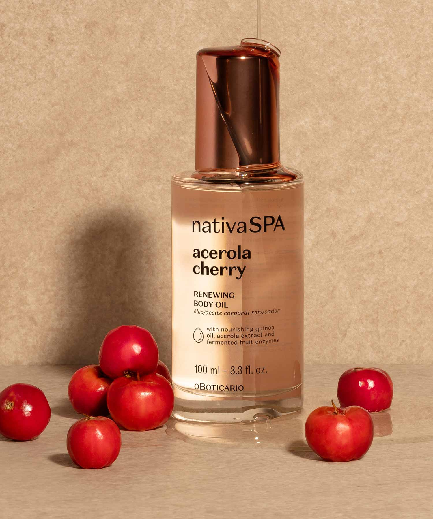 ÓLEO CORPORAL RENOVADOREste óleo corporal requintado envolve a pele num véu de hidratação, promovendo um brilho luminoso. A potente mistura de Óleo de Quinoa Puro, Extrato de Acerola e Enzimas de Frutas Fermentadas revitaliza e nutre para uma tez radiante e saudável