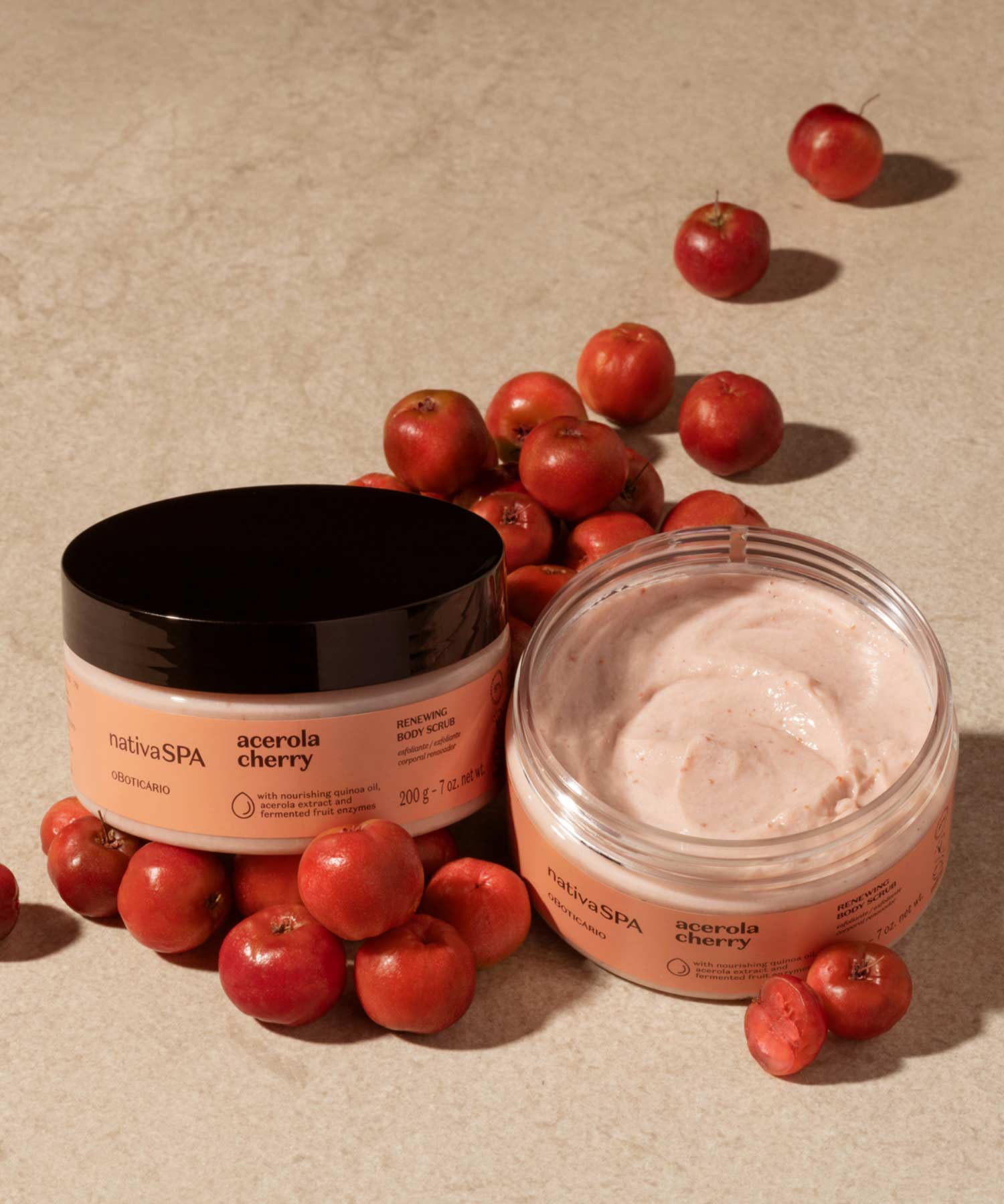 ESFOLIANTE CORPORAL RENOVADOREste esfoliante revigorante remove suavemente as células mortas e renova a pele, uniformizando a textura e revelando um brilho radiante. A poderosa fórmula combina Óleo de Quinoa Puro, Extrato de Acerola, Enzimas de Frutas Fermentadas, Ácido Lático (AHA) e Pó de Quartzo para uma experiência verdadeiramente transformadora