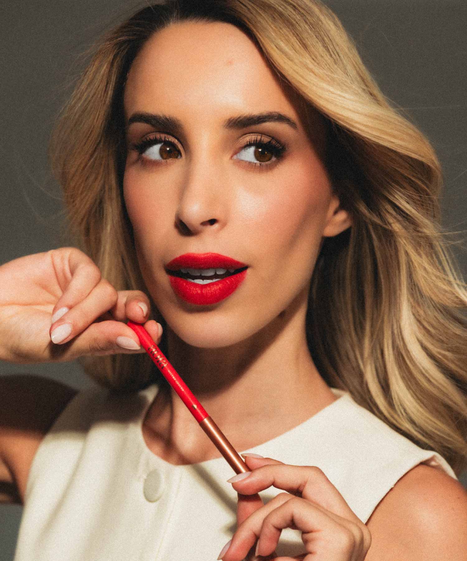 UNBREAKABLE REDCom um toque de ousadia, esta cor intensa transforma instantaneamente qualquer look, sendo ideal para quem procura um estilo marcante, clássico e sedutor