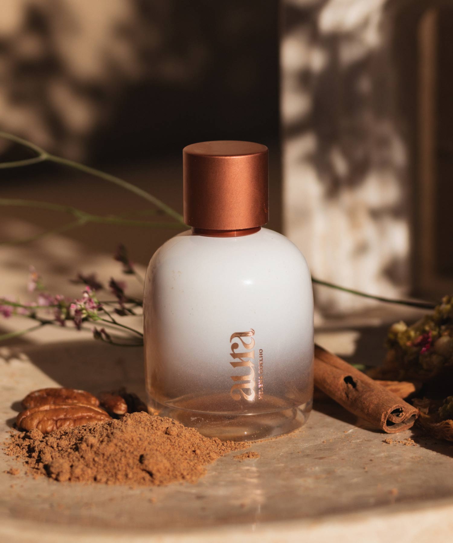 Aura Eau de ParfumUm perfume Oriental Gourmand que começa com uma explosão de fescura e especiarias e evolui para um arome doce e envolvente.