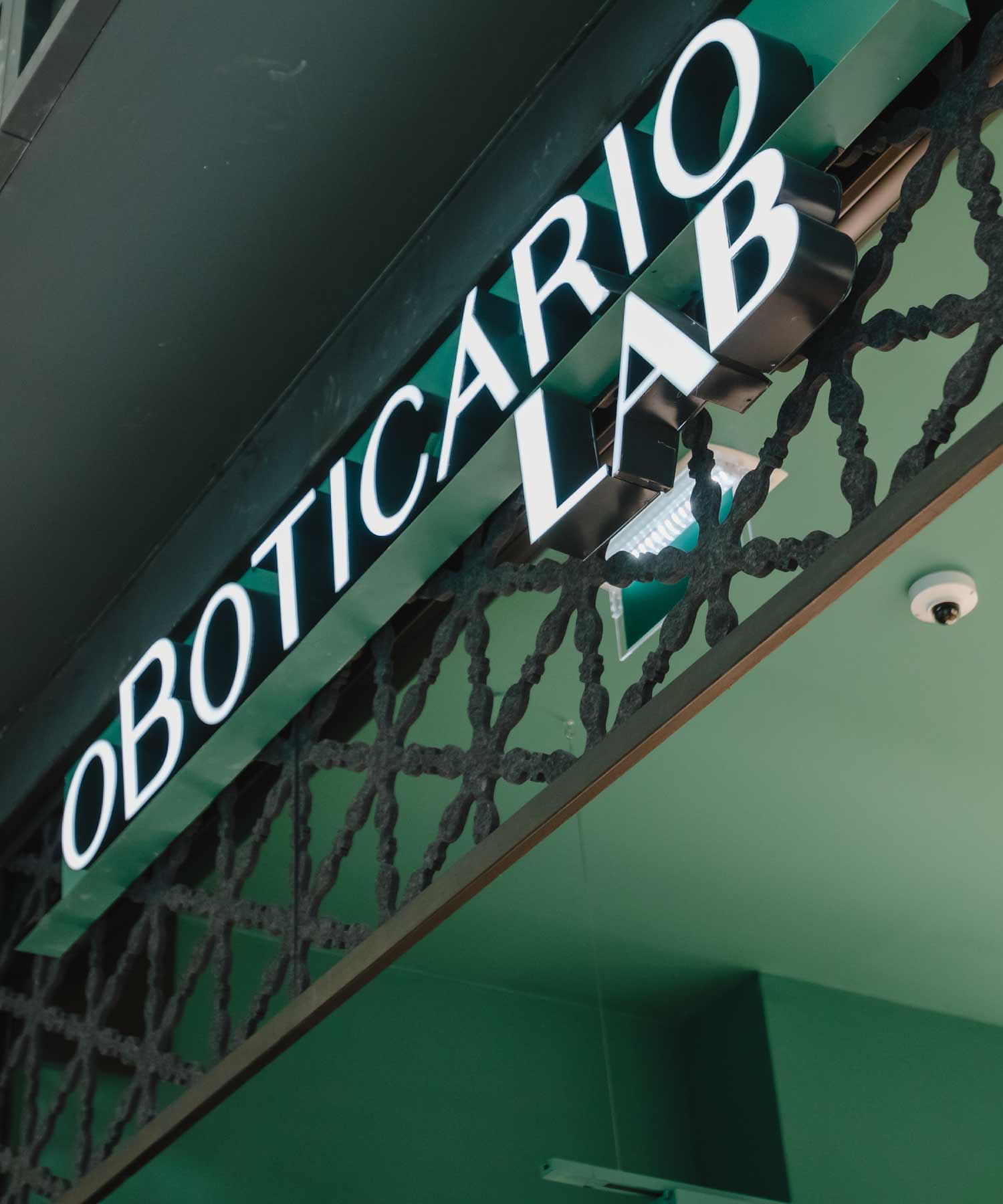 FACHADA RECICLADACom painéis acústicos ecológicos ECOcero: os quase 4 metros de fachada da loja equivalem a mais de 280 garrafas de plástico recicladas.