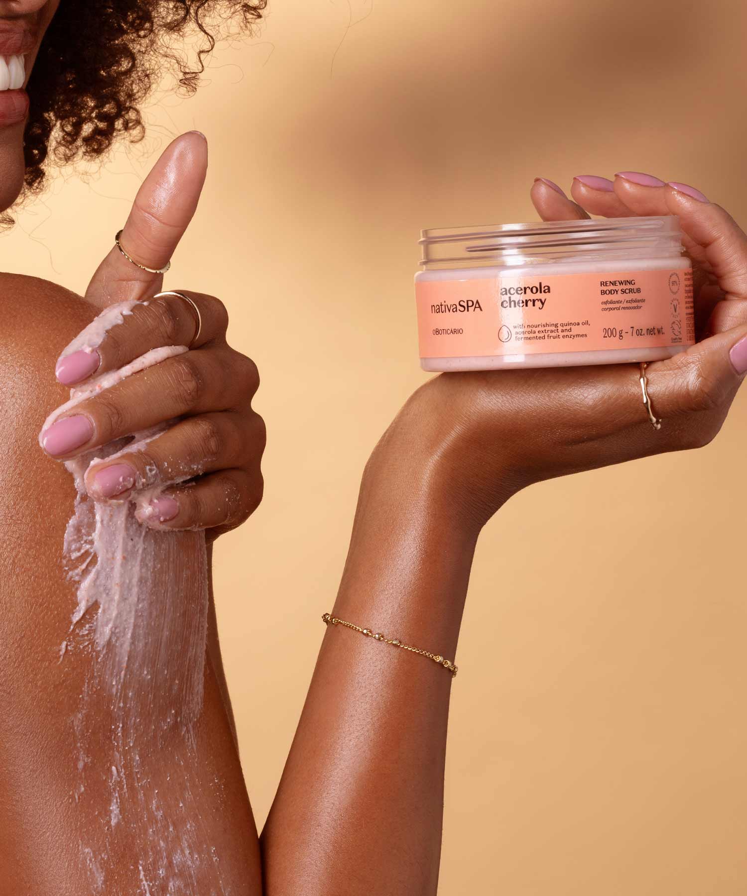 Esfoliante:Começa por esfoliar gentilmente a pele com o Esfoliante Corporal Renovador. Formulado com uma poderosa combinação de Óleo Puro de Quinoa, Extrato de Acerola e Enzimas de Frutas Fermentadas.