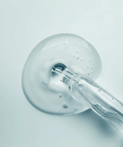 Enquanto que o retinol é um derivado da vitamina A, o bioretinol é derivado de plantas. Não é da família da vitamina A, mas consegue entregar bons resultados quando comparado com o próprio retinol. Os resultados são evidentes a nível do antienvelhecimento, mas com menos efeitos secundários quando comparado com os frequentemente causados pelos retinóides (desidratação, escamação, vermelhidão, etc).