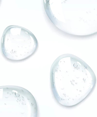 A niacinamida, ou vitamina B3, é um super ativo! Traz benefícios em quase todos os distúrbios cutâneos, do envelhecimento à hiperpigmentação, acne, psoríase, dermatite ou melasma epidérmico, graças às suas propriedades anti-inflamatória, antimicrobiana, antioxidante, antipruriginosa e anticancerígena. O seu uso prolongado, independentemente do tipo de pele, deixa-a mais saudável, brilhante e hidratada.