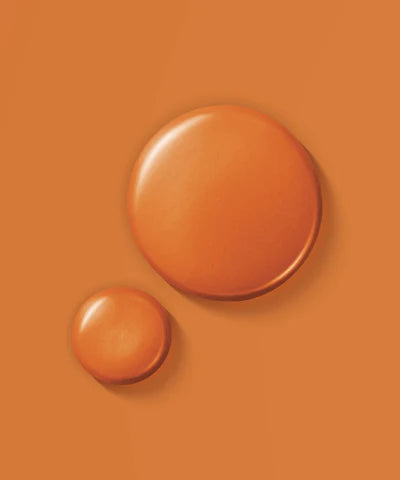 A vitamina C (ácido ascórbico) é um dos antioxidantes mais poderosos, com eficácia contra o fotoenvelhecimento, a imunossupressão induzida pela radiação UV e a fotocarcinogénese. Tem um efeito antienvelhecimento porque é imprescindível para a formação de colagénio (verdade! Sem vitC não há formação de colagénio), além de aumentar a sua síntese, estabilizar as fibras já formadas e ainda diminuir a sua degradação. É também um ativo que diminui a formação de melanina.
