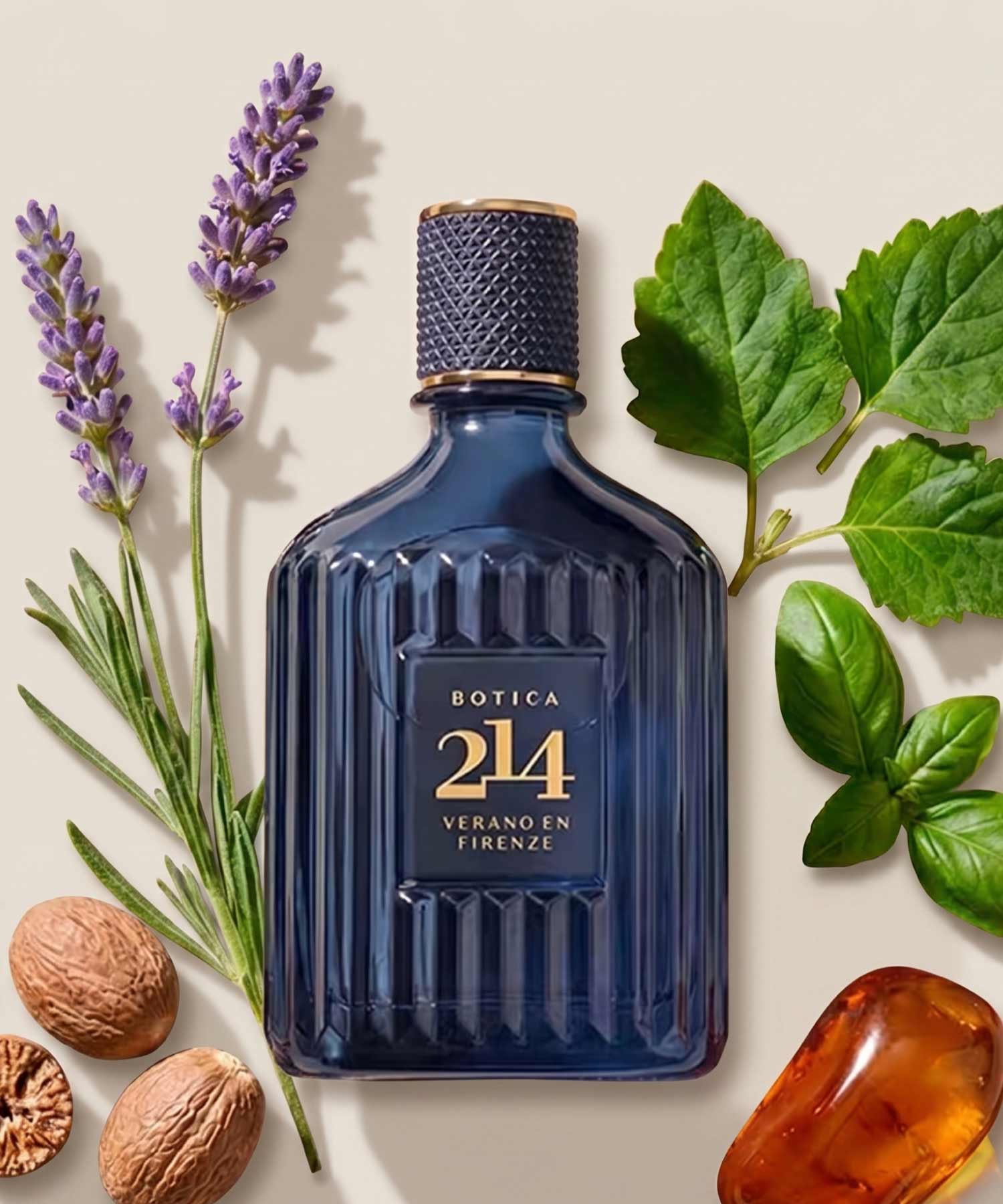 Botica 214 Verano en Firenze - Eau de Parfum MasculinoInspirada na tradicional 'L'acqua di San Giovanni', uma infusão poderosa e poderosa que equilibra a frescura herbal do Manjericão e da Lavanda com o toque amadeirado do Vetiver.