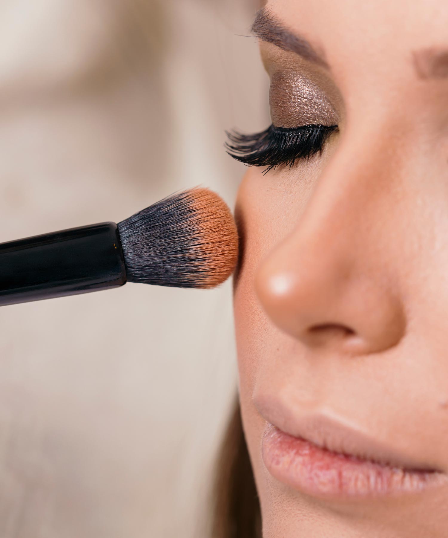 SERVIÇO DE MAQUILHAGEMTransforma a tua imagem com o nosso serviço de maquilhagem em loja. Por 50€, desfruta de 45 minutos a 1 hora de consultoria e aplicação especializada, com 40€ reversíveis em produtos à tua escolha e mimos exclusivos. Uma experiência sofisticada para realçar a tua beleza