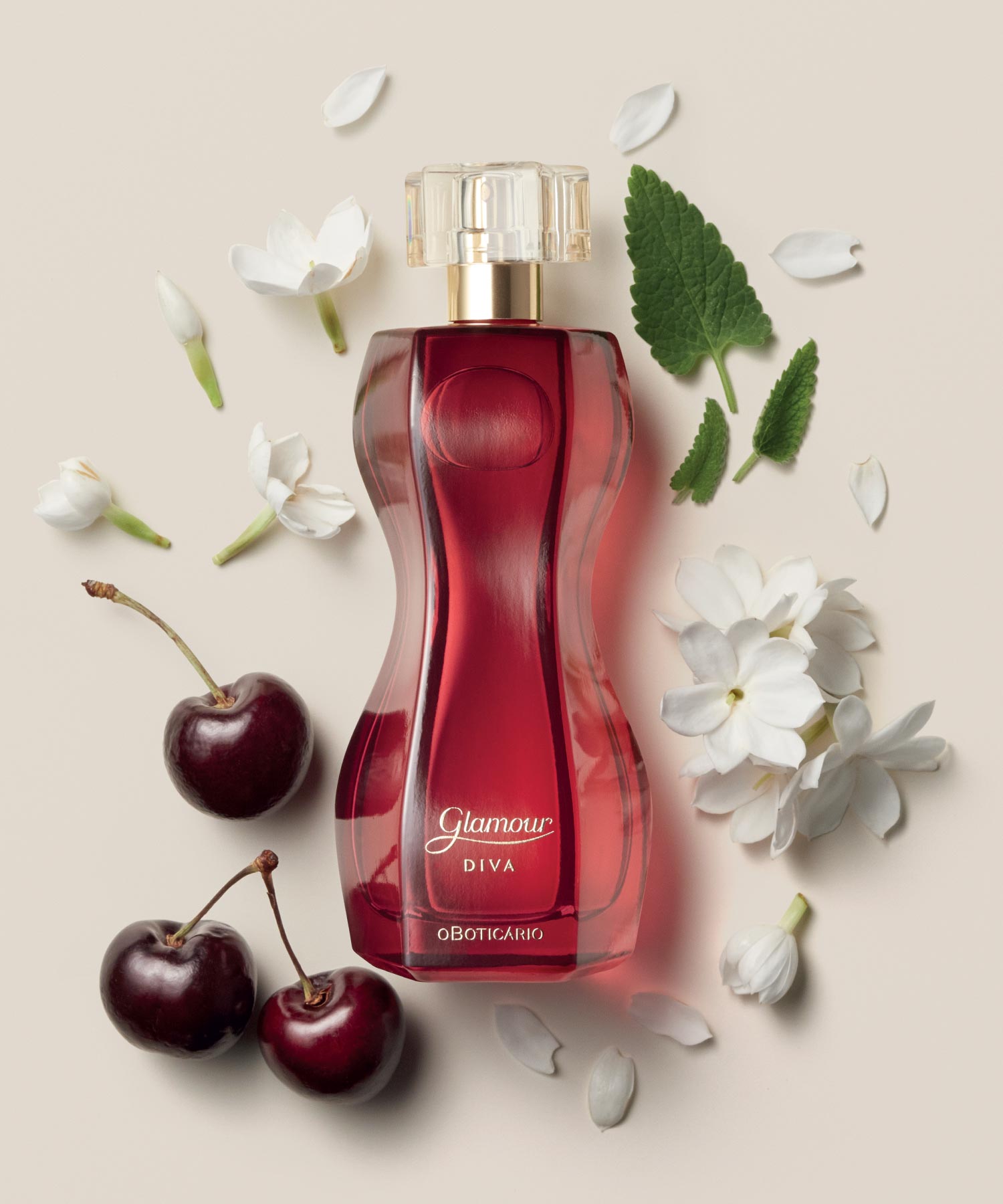 Glamour DivaUma fragrância que se assemelha a um bouquet, repleto de notas adocicadas e aditivas que combinadas à Baunilha, Sândalo, Amêndoas e Cereja Turca resultam num cocktail envolvente e instigante.