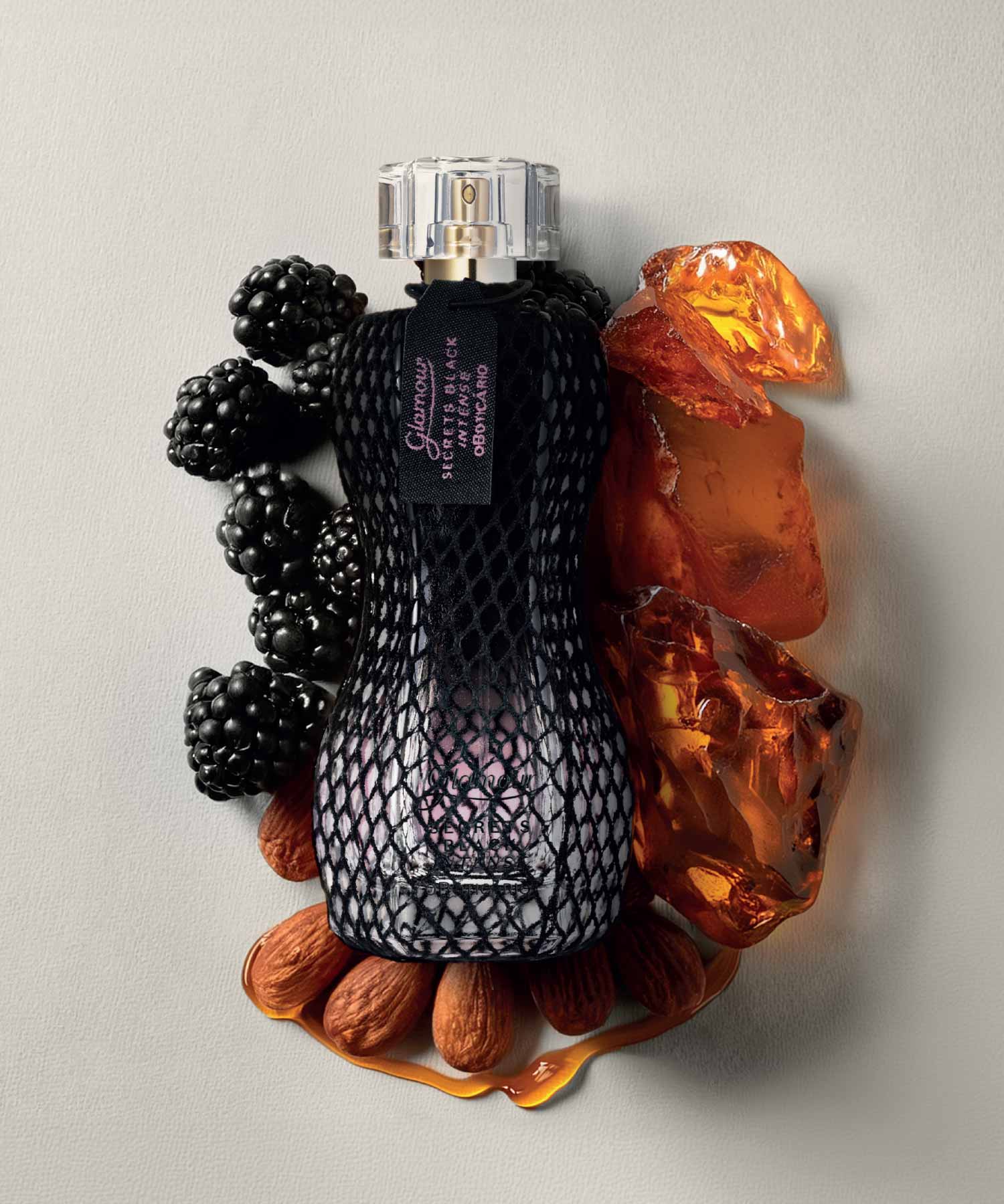 Glamour Secrets Black IntenseSente o brilho de uma estrela! A intensidade e a sofisticação da Framboesa Negra, Praliné e Âmbar.